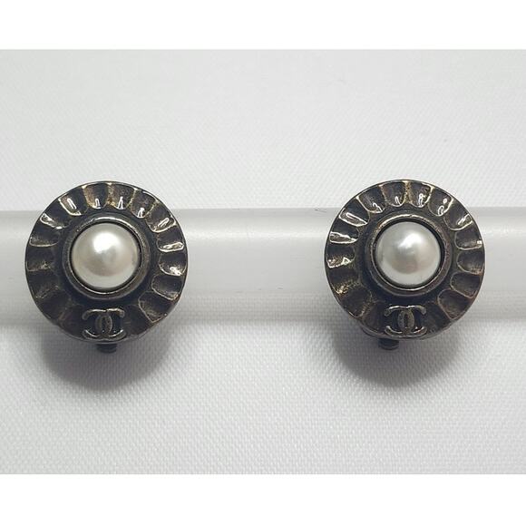 US BASED Authentic Vintage CHANEL CC Clip On Earrings Pearl w Gift Bag